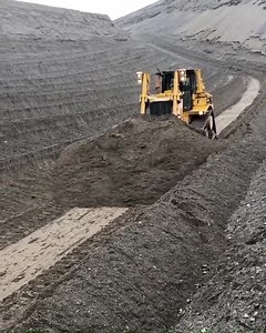 Brilliant stuff @earthmovers_media and this awesome CAT D8R! Follow @diggersanddozers and SUBSCRIBE to us on YouTube! #excavator #trucks #drone #mavic #phantom4 #dji #aerialphotography #heavyequipment #heavymachinery #constructionequipment #constructionmachinery #construction #demolition #quarry #mining #diesel #oilandgas #machine #machinery #operator #london #truck #18wheeler #photography | Diggers & Dozers
