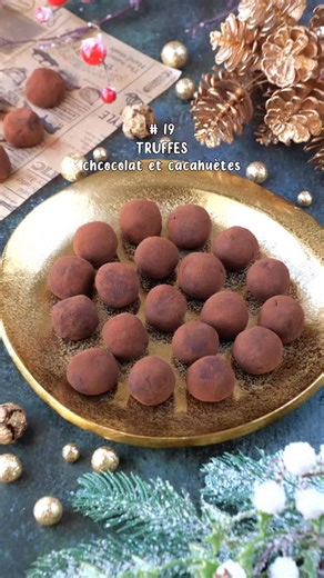 Lucie 😊 recettes de plats sains on Instagram: "#19 SPÉCIAL NOËL 🎅 Truffes au chocolat et à la cacahuète 🥜🍫 Un encas de fêtes qui régalera petits et grands, et en plus si simples à faire 🤗 📲 la recette sur mon site healthyfoodcreation.fr catégorie « spécial Noël » 🎅 Passez une excellente soirée 🫶 #healthy #healthyfoodcreation #recette #noel"