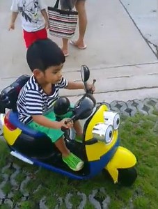 รีวิวมาแล้วจ้าาา... ^o^// ^^ สินค้าสุดฮอต 5 คันเท่านั้นให้สิทธิ์คนโอนก่อนนะค่ะ ถูกและคุ้มเวอร์ ^^ ฟังก์ชั่นเพียบ 2199 บาท เท่านั้น รถแบตเตอรี่ มอเตอร์ไซค์ มินเนี่ยน - ไฟหน้าเปลี่ยนสีท้า ไฟท้าย LED - พร้อมเสียงเพลง ช่องเสียบ MP3 มีที่กั้นเด็กตก - แบตเตอรี่ 6Volt 4.5A - เหมาะสำหรับเด็กอายุ 1-8 ขวบ - ขนาด ยาว 88 กว้าง 35 สูง 65 cm - วัสดุผลิตจาก พลาสติก ABS เกรดดี - น้ำหนักรถ 7.5 Kg รับน้ำหนักได้ 30 กิโล 󾔤󾔤󾔤 สั่งสินค้าทาง inbox คลิ๊ก http://goo.gl/uY5o0S หรือ Line ID: @ezhb คลิ๊ก http://line.me/