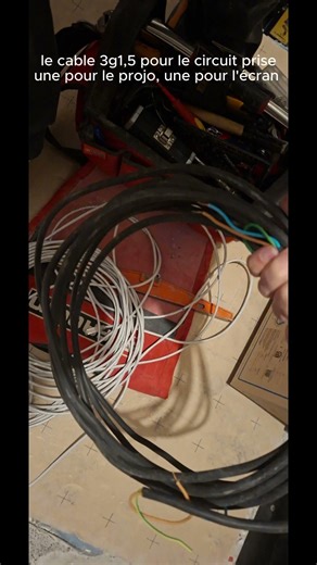 Installer un vidéoprojecteur à la maison 🎬 (résultat incroyable) #Shorts