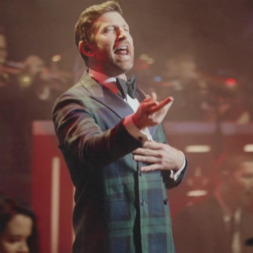 I’m headed out on the Glow Tour this holiday season. Can’t wait to share this timeless holiday tradition with you. Tickets go on sale September 26 at 12PM. 🌟 | Brett Eldredge