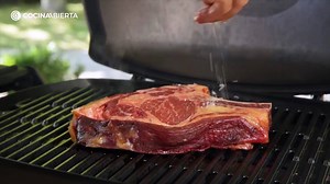 Receta de Chuletón en barbacoa Gracias a la imprescindible barbacoa de gas Weber Q 2200 elaboraremos una espectacular receta de Chuletón en barbacoa ¡ya puedes ir buscando invitados! https://www.weber.com/ES/es/barbacoas/barbacoas-de-gas/barbacoas-q/ #RecetasBarbacoasWeber Barbacoas Weber España | Karlos Arguiñano