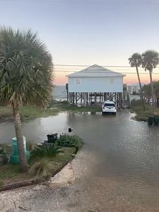 🌊Flooding and high tide at Dauphin Island this morning!🌊 #HurricaneHelene Upload your photos and videos on the FOX10 #weather app and on our website. Click here: https://www.fox10tv.com/page/send-us-weather-pictures/ 🎥: P. Houston | FOX10 News