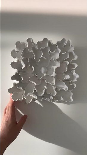 Sculpting flower with Italian air hardening DAS clay. #clay #clayart #texturedart #modernart