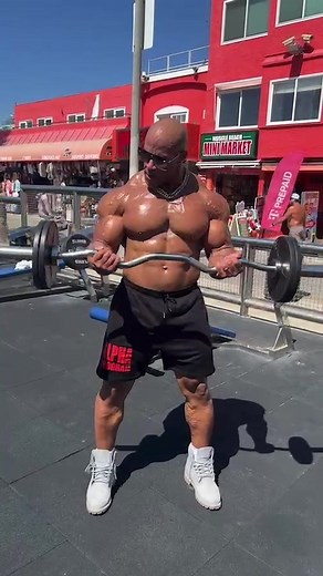 LIVE AT MUSCLE BEACH VENICE #bodybuilding #muscle #fitnessmotivation #workout #training #losangeles #musclebeachvenice #abs #fitnessaddict #live #instagram | Brice Akuesson