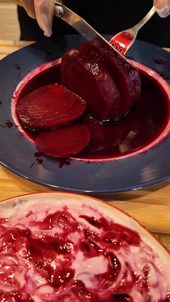 Mast-o Laboo Part 2: The Final Touches on This Iranian Yogurt & Beets Dish