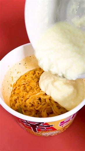 ファミリーマート FamilyMart on Instagram: "ファミマで買える！ チーズアレンジがおすすめ🧀 #familymart #カップ麺 #トゥーンバ"