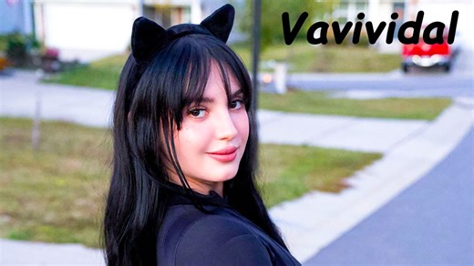 瓦伦蒂娜·维达尔 (vavividal) – 身材丰满的拉丁美女，正在席卷 TikTok 和 Instagram | 大码模特 | 个人简介及信息