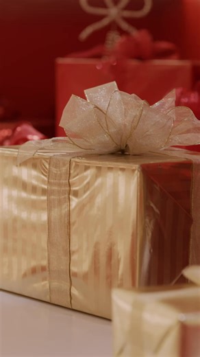 Our Macy's Gift Guide Alison Brie is working overtime—even on Thanksgiving (!!)—to recommend the best gifts for everyone… including shoppers with ⭐️ power. | Macy's