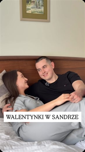 ❤️ Walentynki 2026 w Sandra SPA – Pogorzelica ❤️ Kolacja? Była. Zniknęła szybciej niż ostatni deser przy świecach. Ale spokojnie… Mamy dla Was coś jeszcze lepszego. Wciąż dostępne są pokoje, a romantyczna kolacja została zastąpiona relaksującym zabiegiem w SPA – bo czas tylko dla siebie we dwoje to prezent, który naprawdę zostaje w pamięci. Zamiast siedzieć przy stole: ✨ wspólny relaks ✨ ciepło basenów i jacuzzi ✨ sauny i strefa wellness ✨ chwile bez pośpiechu Miłość najlepiej smakuje wtedy, gdy
