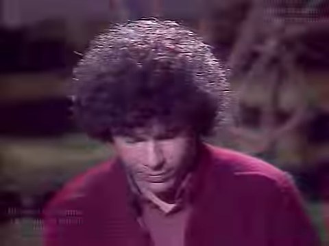 70's... "Le Coup de soleil" : tube grâce auquel Richard Cocciante triomphe dans l'Hexagone... Nul doute que sa voix rauque et charmeuse suffit à faire s'enlacer les couples sur les pistes de danse. À la fin de l'été 1980, son disque se sera écoulé à plus d'un million d'exemplaires. Il fête aujourd'hui ses 73 ans. Joyeux anniversaire, Richard ! #RichardCocciante | Nostalgies 60'-70'-80'