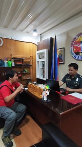 ONE ON ONE INTERVIEW KAY BJMP JAIL WARDEN CLIEF RICHARD TORRES Isang 18-anyos na lalaki ang naaresto matapos umanong magtangkang magpuslit ng iligal na droga sa loob ng BJMP District Jail sa Brgy. Doña Orani, Bataan. Sa panayam ni RH-37 kay Jail Warden Clief Richard Torres, sinabi niyang lahat ng mga dumadalaw sa mga Person Deprived of Liberty o PDL ay dumaraan sa mahigpit na proseso at inspeksyon. Sinabi umano ng suspek, hindi umano nito alam na may lamang marijuana ang suot na short na hiniram