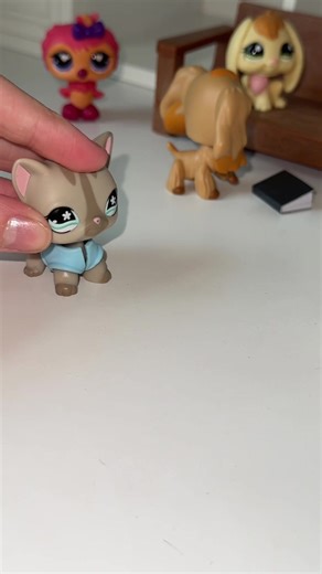 The crazy first day 😼 do you guys prefer these one part short skits or do you like longer ones better? ##lps##funny##littlestpetshop##nostaglia##lpstok