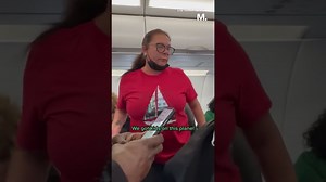 VÍDEO: americana abaixa as calças e faz xixi no meio do avião durante voo