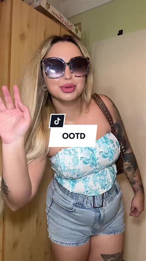 Péntek OOTD: kék top, farmer rövidnadrág és krémszínű papucs