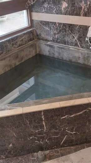 很多浴室漏水，其實是防水沒做好🧐 浴室防水工程SOP： ✔ 基面清潔整平 ✔ 陰角補強處理 ✔ 防水材料塗佈 ✔ 防水網加強 ✔ 二次防水塗佈 ✔ 蓄水測試 看不到的工程，才是最重要的工程 #浴室防水 #室內裝修 #浴室翻新 #台中南屯區浴室翻新