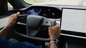 Tesla: Youtuber Marques Brownlee erklärt das Lenkrad und den Touchscreen