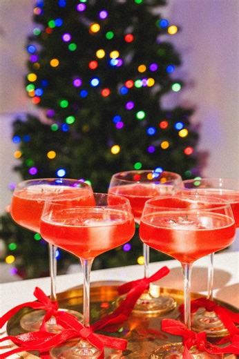 ✨ Tea bubbles = holiday joy! Our Raspberry Shortbread White Tea Spritz is here to sleigh 🫖🍸🎄 | The Spice & Tea Exchange