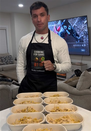 391 calories 39g protein 16g fats 21g carbs Garlic Parmesan meal prep makes 9 servings Instructions In a crockpot add in 4lbs chicken breast 32 ounces protein chicken broth 16 once bottle sweet baby Ray’s garlic Parmesan Close the lid and let this cook on high for 3 hours After 3 hours add in 16 ounces protein paste cover lid in waiting additional 40 minutes (Tip) I have a powerful crockpot. I cooked mine for 30 minutes instead Don’t forget to share this to three of your friends. I’m sure they w