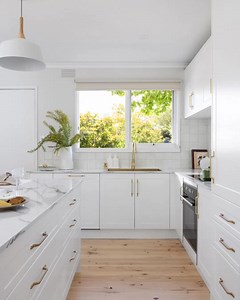 2K views | Crisp. Clean. Classic. 懶 Our alpine profile adds just the right amount of subtle detail to any kitchen! Perfect for a look that’s simple yet classic. Explore the alpine profile here: kaboodle.com.au/products/doors-and-panels/profile/alpine .⁣ .⁣ .⁣ #youmadeit #kaboodle #kitchens #kaboodlekitchens #bunnings #kaboodletrends #trends #renovation #design #reno #project #DIYproject #DIY | kaboodle kitchen | Facebook