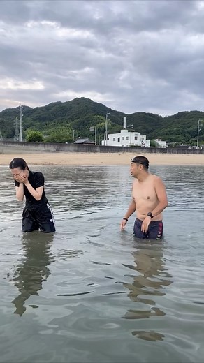 くわがた 心【やたら体力あるピン芸人】🎍🫶 | 5、6年ぶりぐらいに海に潜れて大興奮な22歳 サイクリングで島を渡るロケの後 トライアスロンの極意を教えてくれる団長49歳 くらげおったから帰ろかってなったんですけど、あれもしくらげおらんかったら遠泳とか始まりそうな勢いでした。 #安田大サーカス #団長 #くわがた心... | Instagram