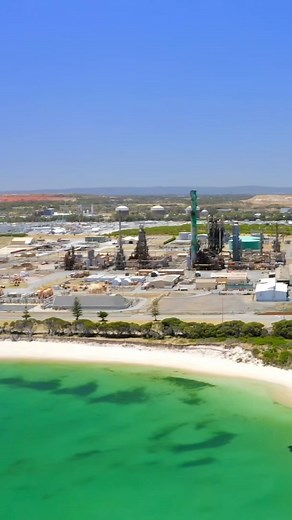 Check out this footage of our former Kwinana oil refinery, which is under reconstruction into an integrated energy hub 🏗👷‍♀️👷‍♂️ Its demolition is crucial to transforming Kwinana, where we plan to set up a #GreenHydrogen hub and produce #Biofuels for use in sustainable aviation fuel (#SAF) and renewable diesel. Learn more about how we're turning plans into action in Western Australia: on.bp.com/Kwinana | bp