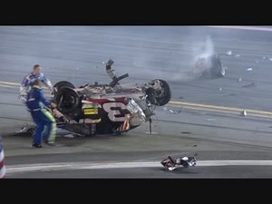 車が飛びます - NASCARモータースポーツ事故