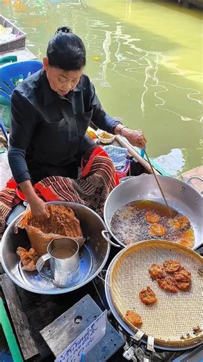 วิธีทำทอดมันบนเรือให้อร่อยของคุณยาย😋 Grandma's method for making delicious fish cakes on a boat