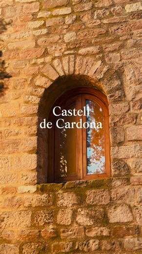 Do you know the story behind El Castell de Cardona? 🏰 Perched on a hilltop since the 9th century, this fortress was once home to the powerful Dukes of Cardona. The castle’s Romanesque and Gothic halls, together with the majestic Collegiate Church of Sant Vicenç, tell a story of battles, power and legend. From its walls, you’ll enjoy sweeping views of the valley and the nearby salt mountain that gave Cardona its wealth. Today, visitors can explore the fortress, join guided tours, or even stay ov