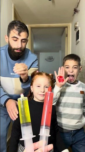 الطفل الصغير يريد ان يعطي اخته الحقنة ؟