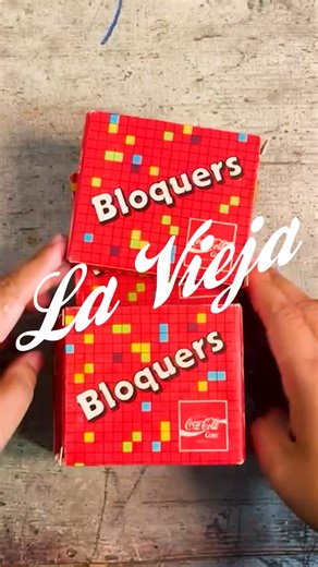 Lavieja.pe on Instagram: "🧊🥤 Si sabes lo que eran los Bloquers de Coca-Cola… tu recreo olía a verano y costaba 20 céntimos. Bloquers Coca Cola Ochenteros Originales #BloquersCocaCola #LaViejaPe #NostalgiaHelada #VeranoDeRecreo #InfanciaCongelada #YoSíMeAcuerdo"