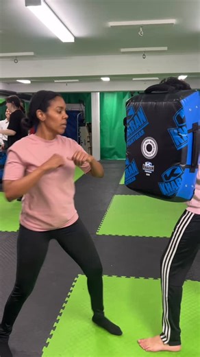 École d’autodéfense pour femmes on Instagram: "Coup de coude, un coup qu’il faut absolument apprendre en self défense #selfdéfense #frapper #elbow"