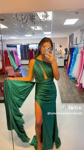 Emerald Green Dresses Trending This Prom Season