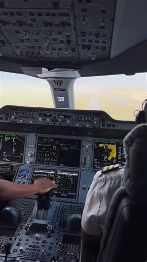 7AM A350 Cockpit Landing from London Heathrow – Stunning Pilot View! Experience the magic of a real Airbus A350 cockpit during a smooth early morning landing after a long-haul flight from London Heathrow. Filmed from the flight deck, this 7AM arrival captures the beauty of sunrise, advanced avionics, and flawless teamwork from the flight crew. 📍 Departure: London Heathrow (LHR) 🛬 Arrival: [Destination, e.g., Addis Ababa, Africa] ✈️ Aircraft: Airbus A350 🕖 Local Time: 7:00 AM 👨‍✈️ View: Full 