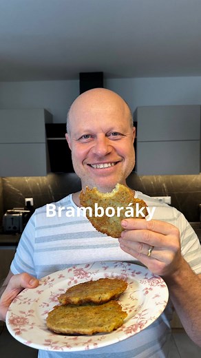 Roman Paulus on Instagram: "RECEPT NA BRAMBORÁKY Bramboráky jsou v Čechách vyhledávaná specialita, kterou už ochutnal snad každý z nás. Pojďte si je připravit se mnou a opravdu si pochutnáte. Bramboráky můžete připravit jen tak bez masa, nebo můžete přidat oblíbenou uzeninu. Pak už stačí jen osmažit bramboráčky na sádle nebo přepuštěném másle a skvělá večeře nebo příloha třeba k masu je na světě. A jak děláte vaše bramboráky vy? Přidáváte uzeninu nebo je máte rádi jen tak? Dejte mi vědět do kome