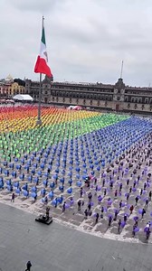 LA BANDERA LGBT 🏳️‍🌈 MÁS GRANDE DEL MUNDO.Miles de personas de la diversidad formaron la bandera monumental más grande del mundo. Con orgullo, pintaron de colores la plancha del Zócalo capitalino. #orgullo #banderalgbt #banderalgbt🌈 #cdmx #zocalo #gays #lesbianas #trans #comunidadelgbtq #lgbtqia | César García/Periodista