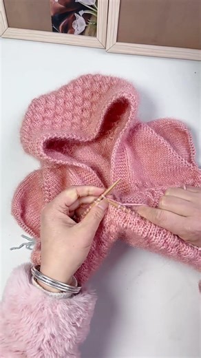 Start knitting sweaters.开始织毛衣了