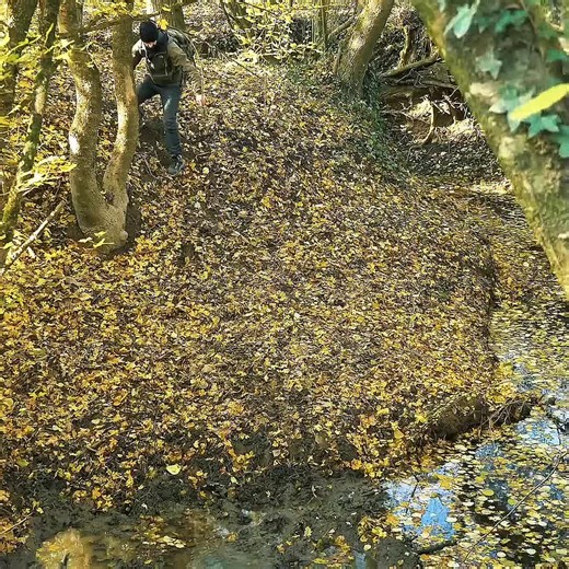 Building a Warm Survival Shelter with Earth and Grass