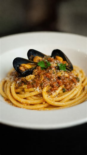 Le Ricette di Molto on Instagram: "LE RICETTE DI MOLTO #cucinaitaliana BUCATINI CON COZZE E PECORINO • bucatini • cozze fresche • pomodorini San Marzano pelati • olio extravergine d’oliva • aglio fresco • peperoncino • prezzemolo • pecorino romano grattugiato • ⁠vino bianco Pulire le cozze eliminando la barba e lavarle sotto acqua corrente. In padella scaldare olio evo con aglio, peperoncino e gambi di prezzemolo, aggiungere le cozze, sfumare con vino bianco, coprire con coperchio e cuocere a fi