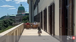 Orbán Viktor unokája a Karmelita kolostor erkélyén rollerezik | 24.hu