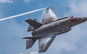 F-35是一款怎样的战斗机，它的设计和开发经过了怎样的过程？会被兔子摸出来吗？
