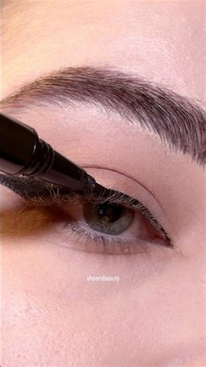 Have you tried this winged liner technique? 🥰 #eyeliner #makeuptutorial