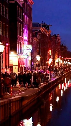 Amsterdam's Red Light District: What's It REALLY Like? 🤔