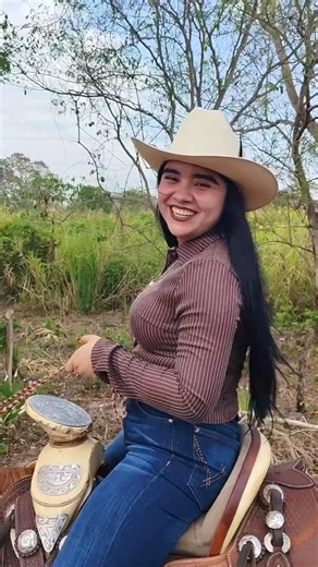 Nos topamos esta Muchachona Guapa Tan Bella Tan Bella y Agradable 💐 en la Cabalgatona de San Isidro