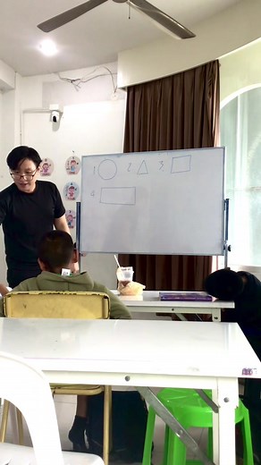 Explore 2D Shapes and Learn with Fun