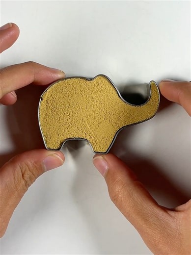 Slicing Layered Sand for a Relaxing ASMR Experience