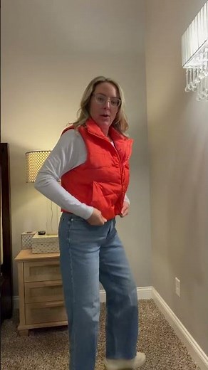 Check out AUTOMET Women‘s Cropped Puffer Vest, Y2K Inspired Sleeveless Gilet for Fall Winter Spring,