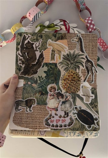 Kolaż numer 63 🌿🐅 Bazę losowałam z The Art lover’s sticker book, The Antiquarian Imaginarium 📔✨ Dodatkowo użyłam naklejek z książek John Derian II, The Antiquarian oraz The Bees, Birds and Butterflies Sticker Anthology 🐛 #journalwithme #journalcommunity #journaltok #fyp #scrapbook