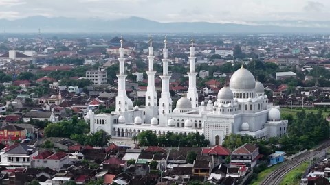 Sheikh Zayed Grand Mosque, Abu Dhabi: Drone discovers minarets and domes