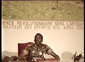 Thomas Sankara attachait une grande importance aux langues nationales du Burkina Faso. Pour lui, l’usage exclusif du français, hérité de la colonisation, constituait un frein à la véritable indépendance culturelle et à la participation du peuple. Il affirmait que : La langue est un outil de libération : parler sa propre langue permet de s’émanciper et de valoriser son identité. L’éducation devait se faire dans les langues nationales pour que les élèves comprennent mieux et pour rapprocher l’écol